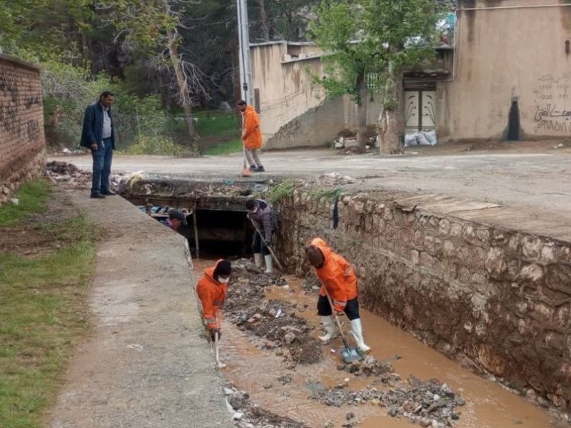 کانال مسیل سیلاب محله راخیر توسط شهرداری پاکسازی شد