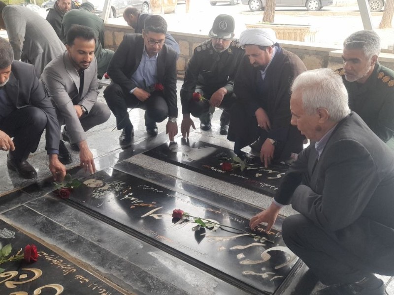 مزار شهدای شهرستان هرسین غبار روبی وعطر افشانی شد